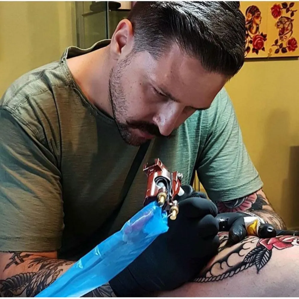 Fabio Onorini al lavoro in studio